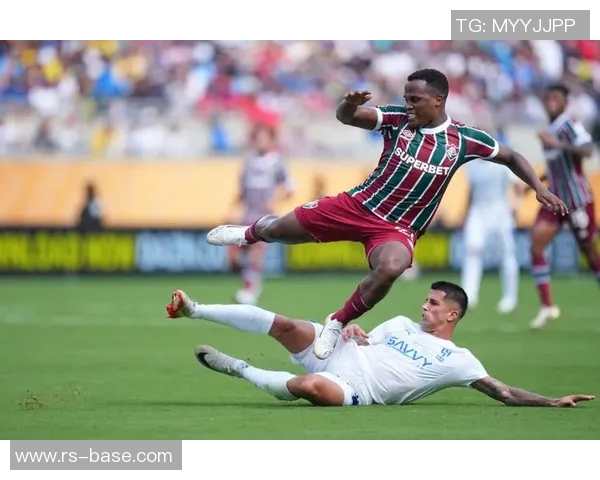 弗鲁米与捍卫竞技的巅峰对决展现足球魅力与激情的较量